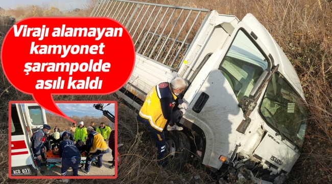 Virajı alamayan kamyonet şarampolde asılı kaldı