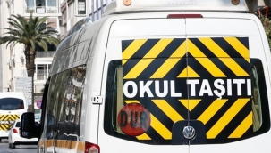 Servis aracı öğrencilere çarptı