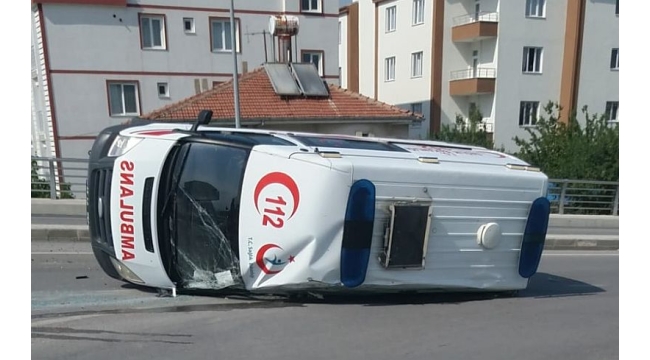 Kırıkkale'de trafik kazası ambulans devrildi 4 yaralı