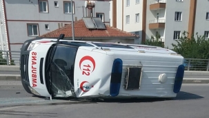 Kırıkkale'de trafik kazası ambulans devrildi 4 yaralı