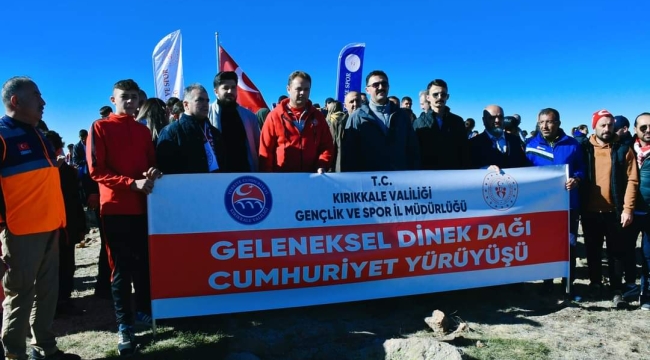 Hep beraber yaşasın cumhuriyet diyerek 14. Dinek dağ zirvesi