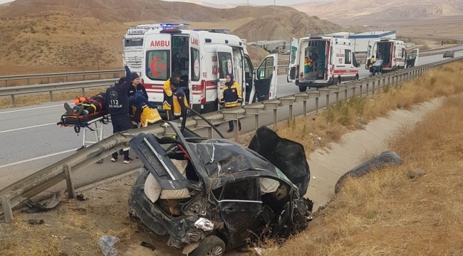 Trafik kazasında araç hurdaya döndü