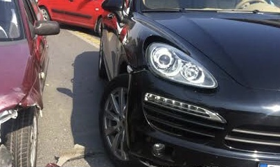 Şahin Porsche'ye kafa tuttu