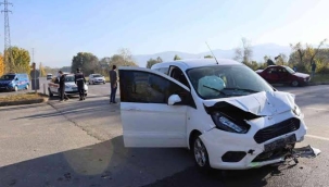KAVŞAKTA KAZA! 4 yaralı 