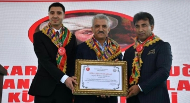 Vali Mehmet Makas'a Ertuğrul Gazi Şenliğin'de Fahri Hemşehrilik Beratı verildi