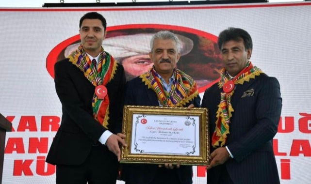 Vali Mehmet Makas'a Ertuğrul Gazi Şenliğin'de Fahri Hemşehrilik Beratı verildi