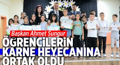 Başkan Ahmet Sungur öğrencilerin karne heyecanına ortak oldu