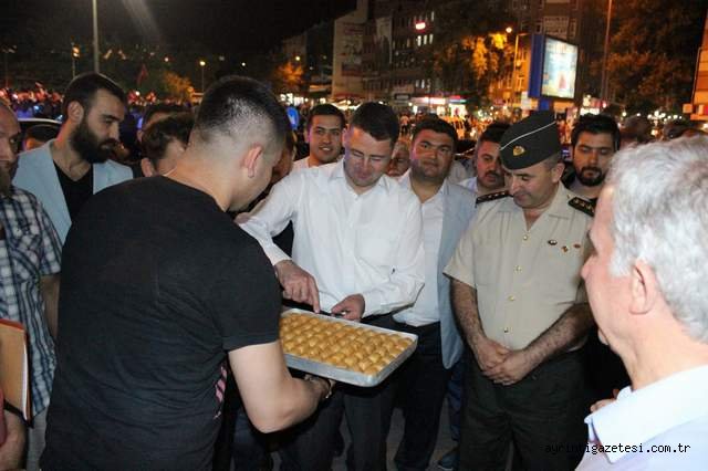 Genel Sekreterlik çalışanları tatlı ikramında bulundu