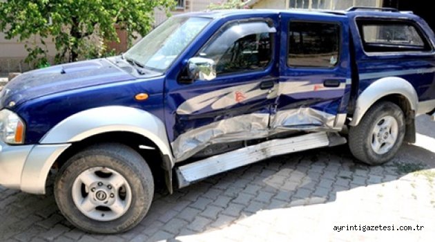 KAMYONET İLE OTOMOBİL ÇARPIŞTI: 2 YARALI