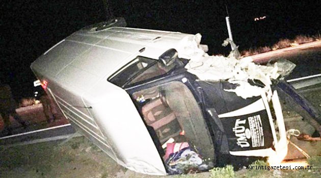 Minibüs bariyerlere çarptı
