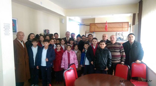 Minik öğrenciler yaşlıları ziyaret etti
