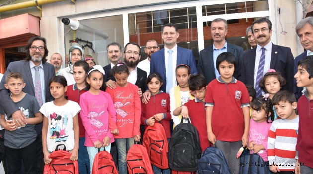 Mültecilere kırtasiye yardımı yapıldı