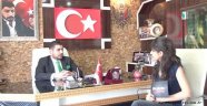 Diktikleri Bayrakları Mehmetçik ve Polise Gönderiyorlar