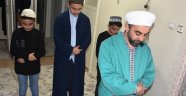 İMAM KOMŞULARINA EVİNDEN NAMAZ KILDIRIYOR 