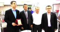 MUHTARLARDAN KAZEZ’E PLAKETLİ UĞURLAMA