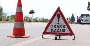 Otomobil ile kamyon çarpıştı