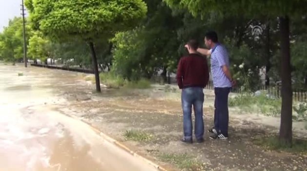 Yağmurla Gelen Sel Suları Karayolunu Uşıma Kapattı