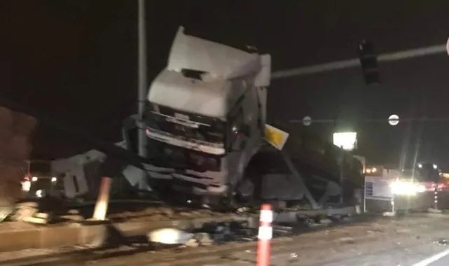 Yeni sanayi eski ışıklarda trafik kazası 2 tır ve otomobil çarpıştı